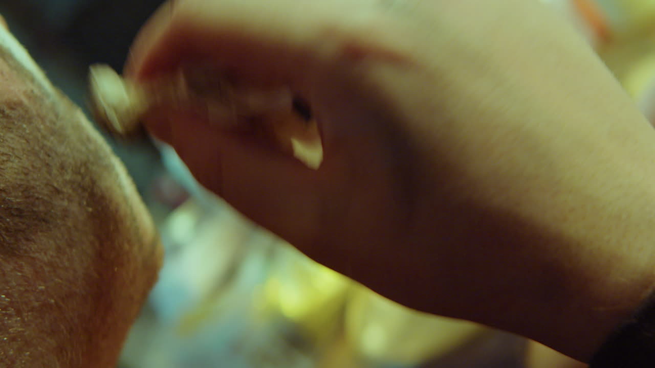 actor haciendo maquillaje de payaso