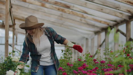 Glückliche-Frau-Mit-Blumen-Im-Gewächshaus.-Menschen,-Gartenarbeit-Und-Berufskonzept---Glückliche-Frau-Mit-Blumen-Im-Gewächshaus