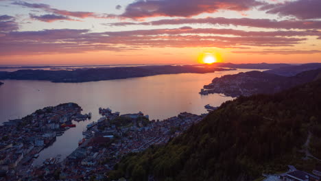 Hermosa-Toma-Aérea-Sobre-El-Monte-FlÃ¸yen-De-Una-Hermosa-Y-Colorida-Puesta-De-Sol-En-Bergen,-Noruega