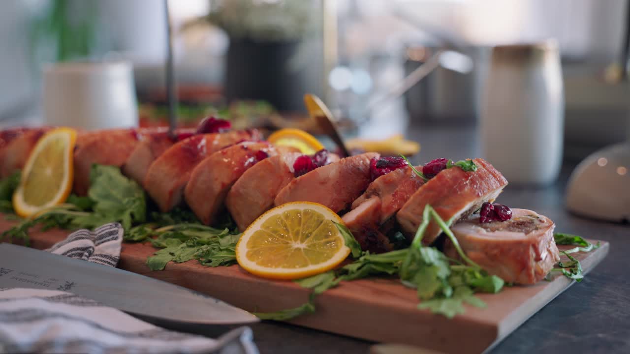 인치 두께로 자른 맛있는 칠면조 가슴살