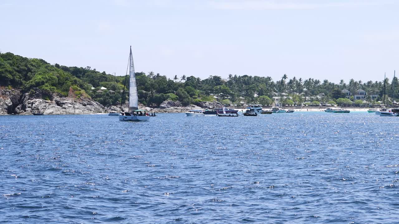 푸켓의 울창한 해안선을 지나가는 선박