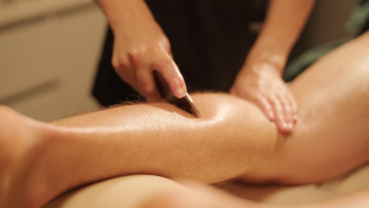 masajista profesional que realiza masajes de relajación