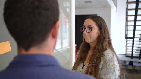 mujer joven discutiendo el proyecto con un colega a bordo