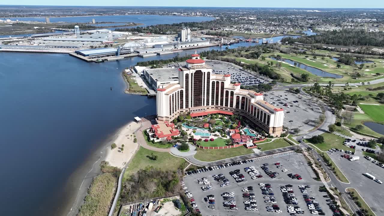 Pohled dronem na kasino v letovisku Lake Charles, Louisiana
