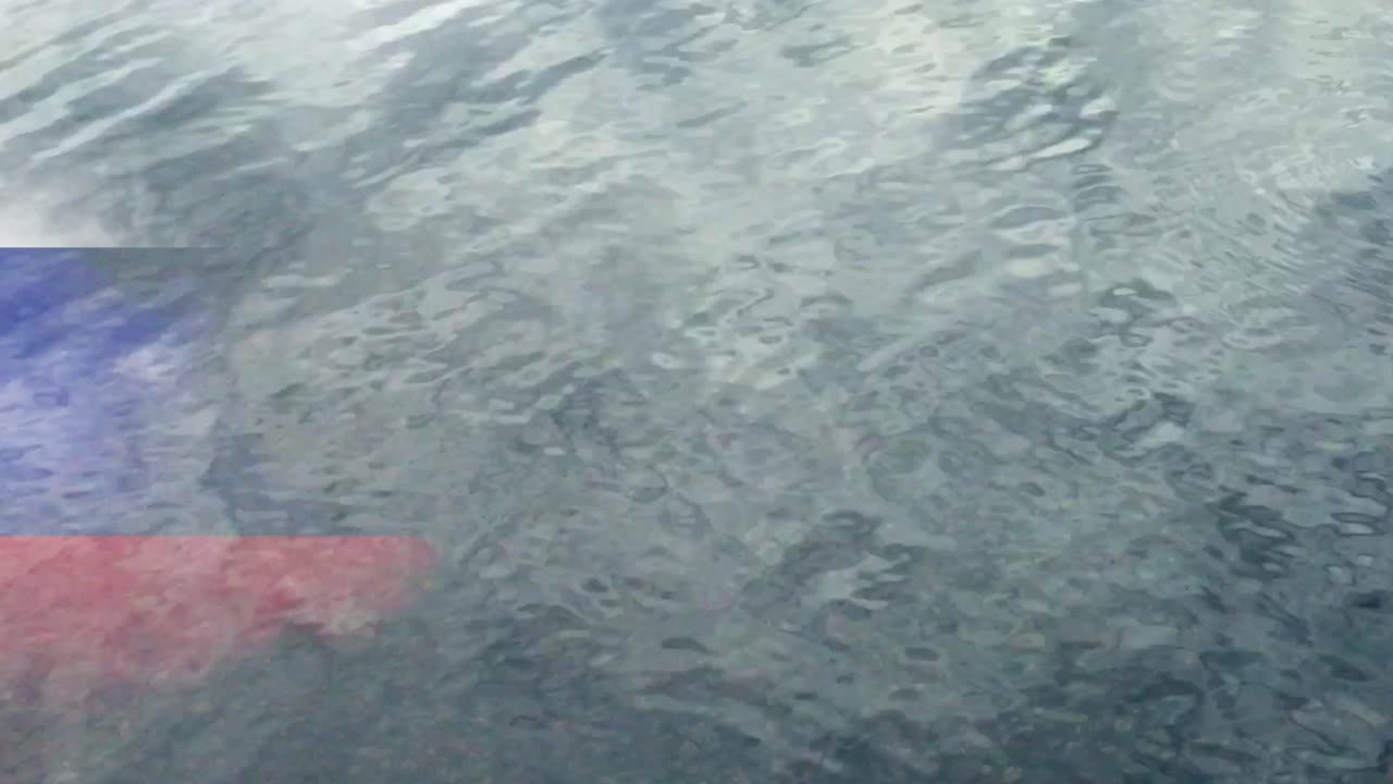 bandera rusa en el agua