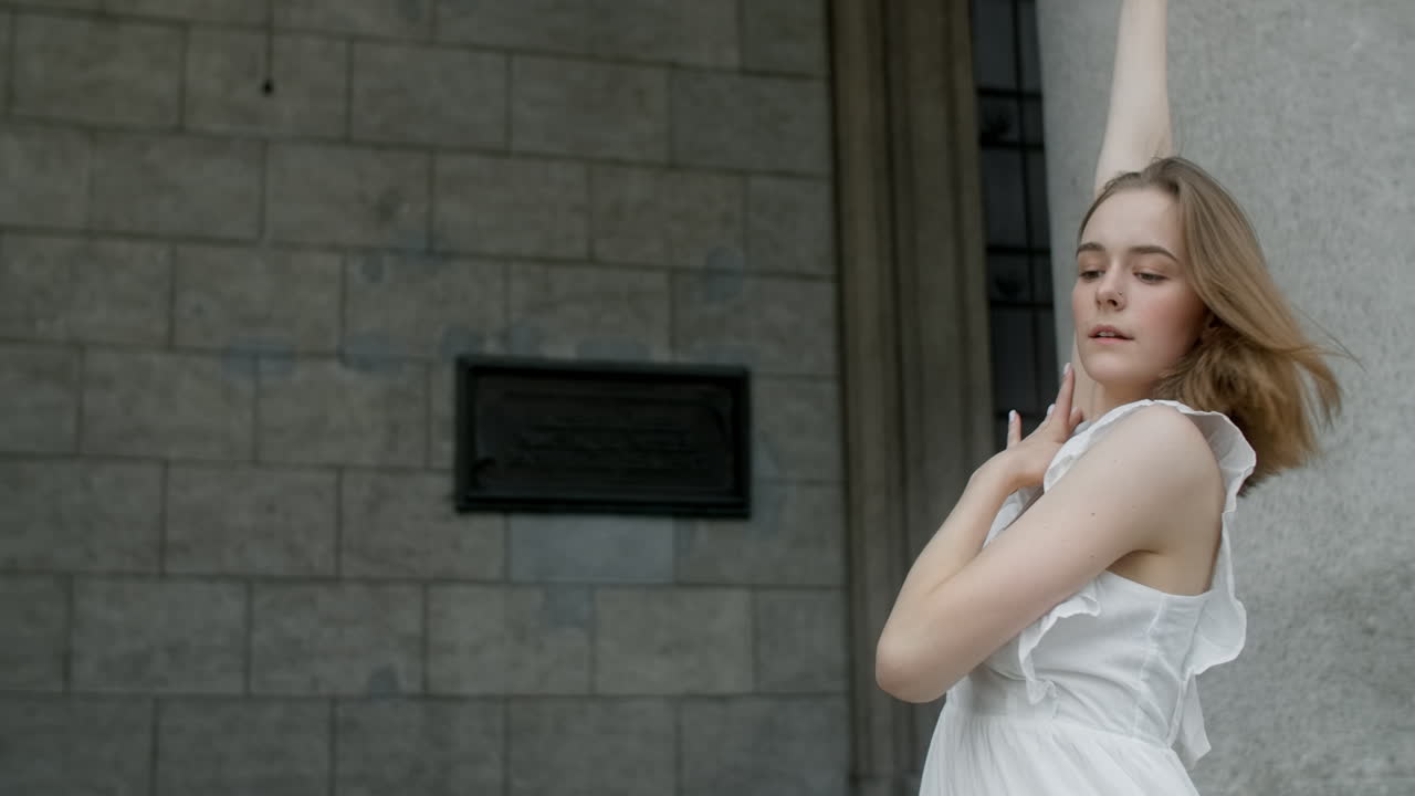 야외에서  드레스를 입은 여자