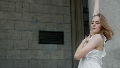 mujer con vestido blanco al aire libre
