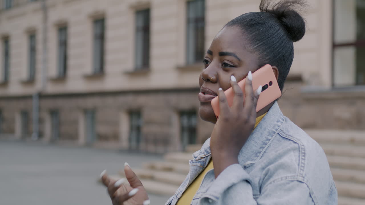 mujer en el teléfono al aire libre