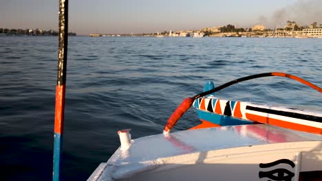 Barco-De-Vela-Del-Nilo-En-El-Nilo-En-Luxor-Al-Atardecer-En-El-Hermoso-E-Histórico-Egipto