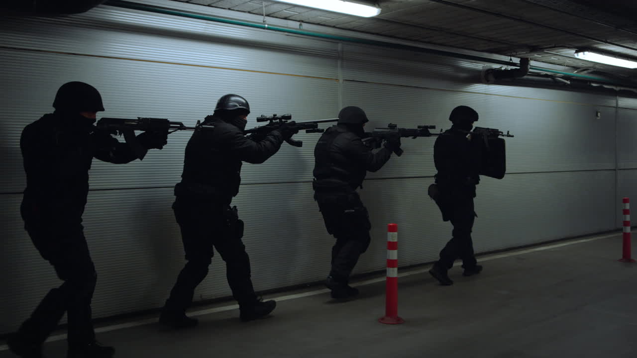 병사들이 건물을 조사하고 있습니다.