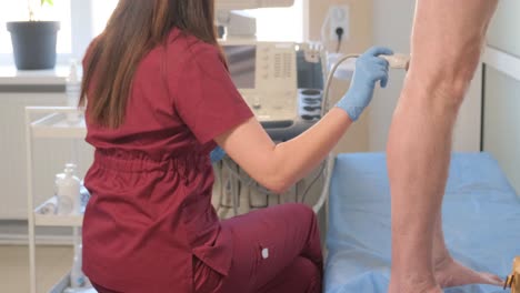 ultrasound examination of the leg