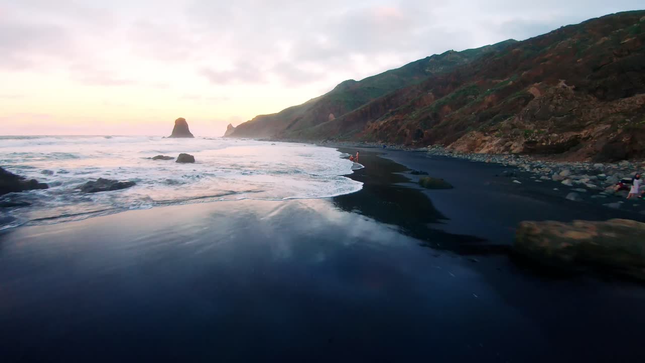 toma fpv de la playa, demasiado cerca del suelo, bajo la puesta de sol en tenerife, islas canarias