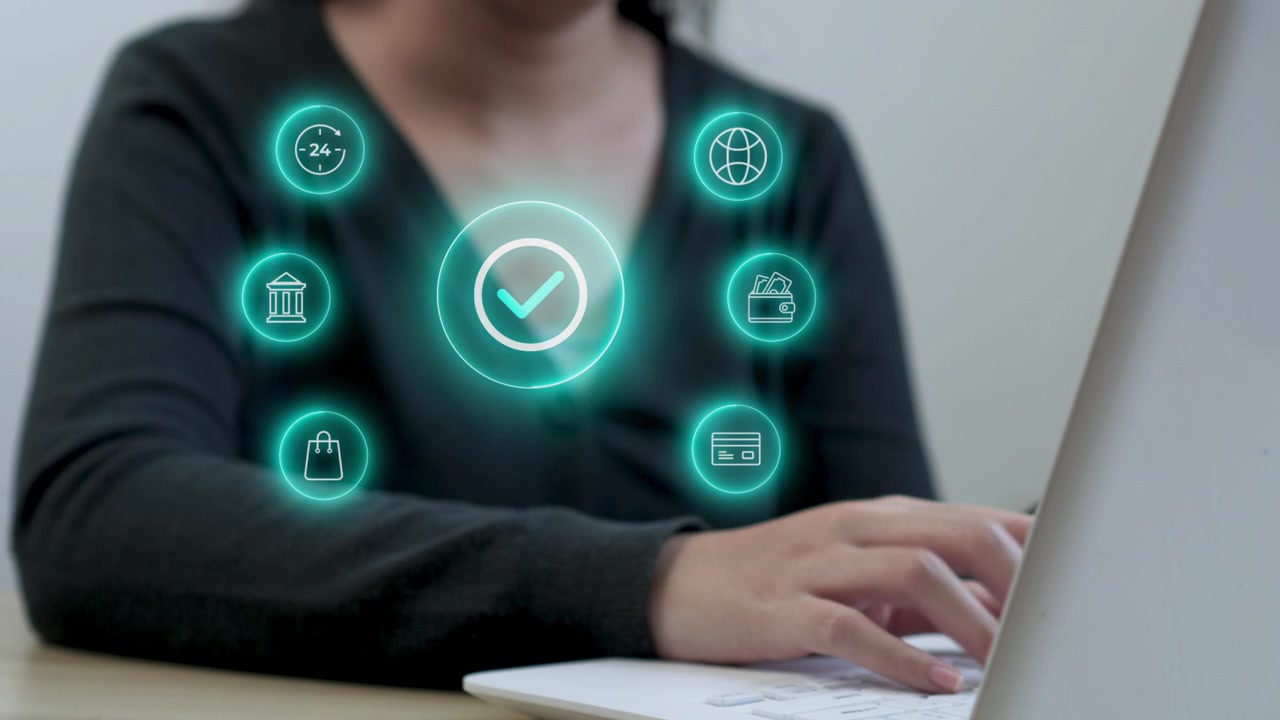 Donna in abbigliamento casual effettua un pagamento online di successo su un portatile utilizzando l'interfaccia virtuale del pulsante paga ora