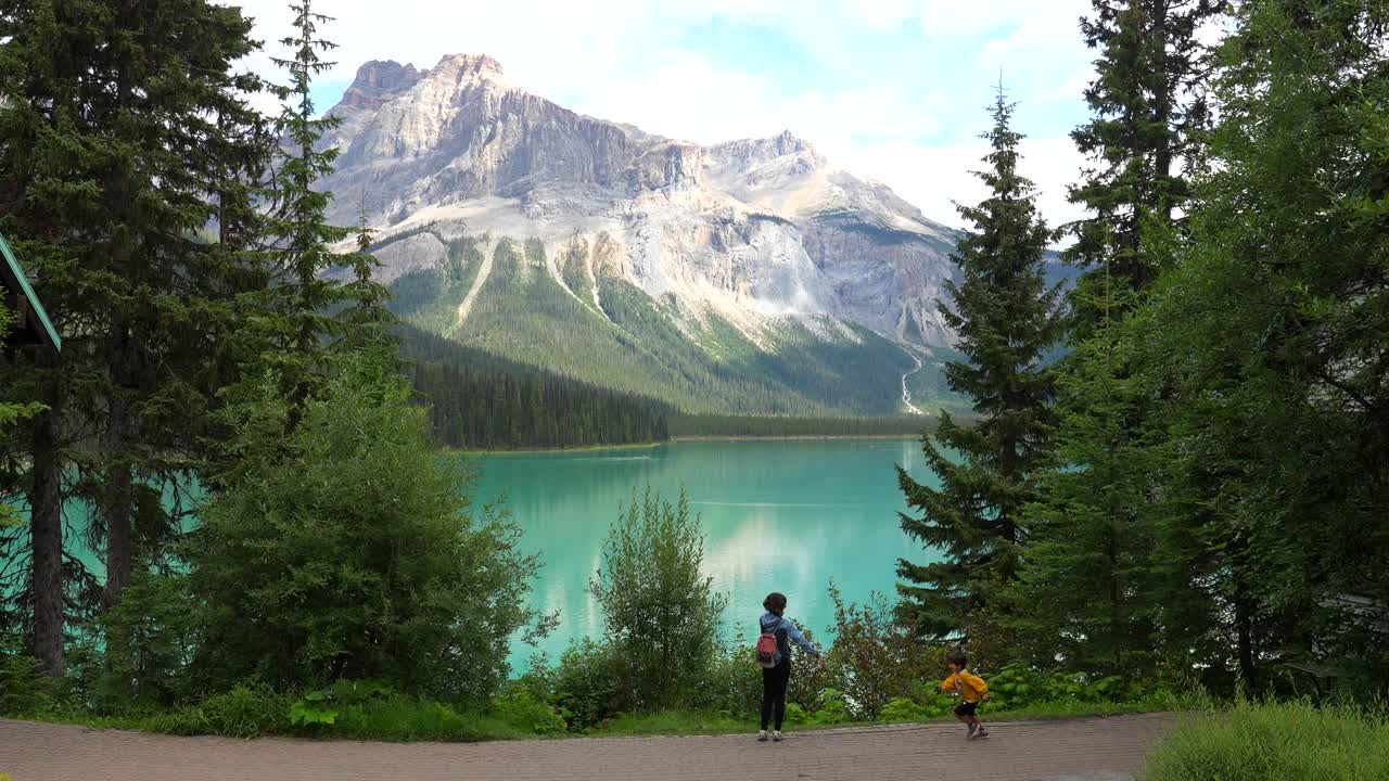 Vista panoramica del lago Smeraldo nel Parco nazionale di Yoho con montagne e persone