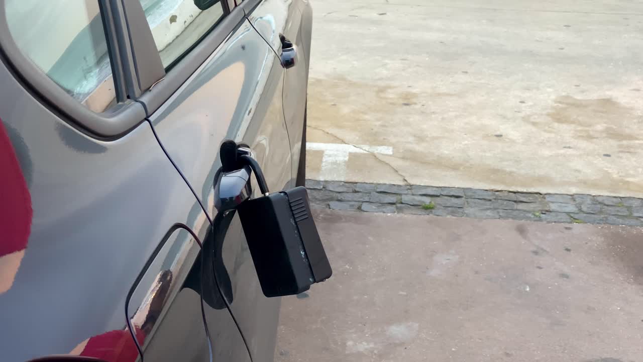 llave de coche segura mientras el surfista disfruta de las olas en cascais