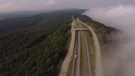 Vista-Aérea-De-La-Carretera-Interestatal-75-Y-La-Carretera-De-Montaña-De-Rareza-Por-Las-Montañas-En-Tennessee,-EE.UU.