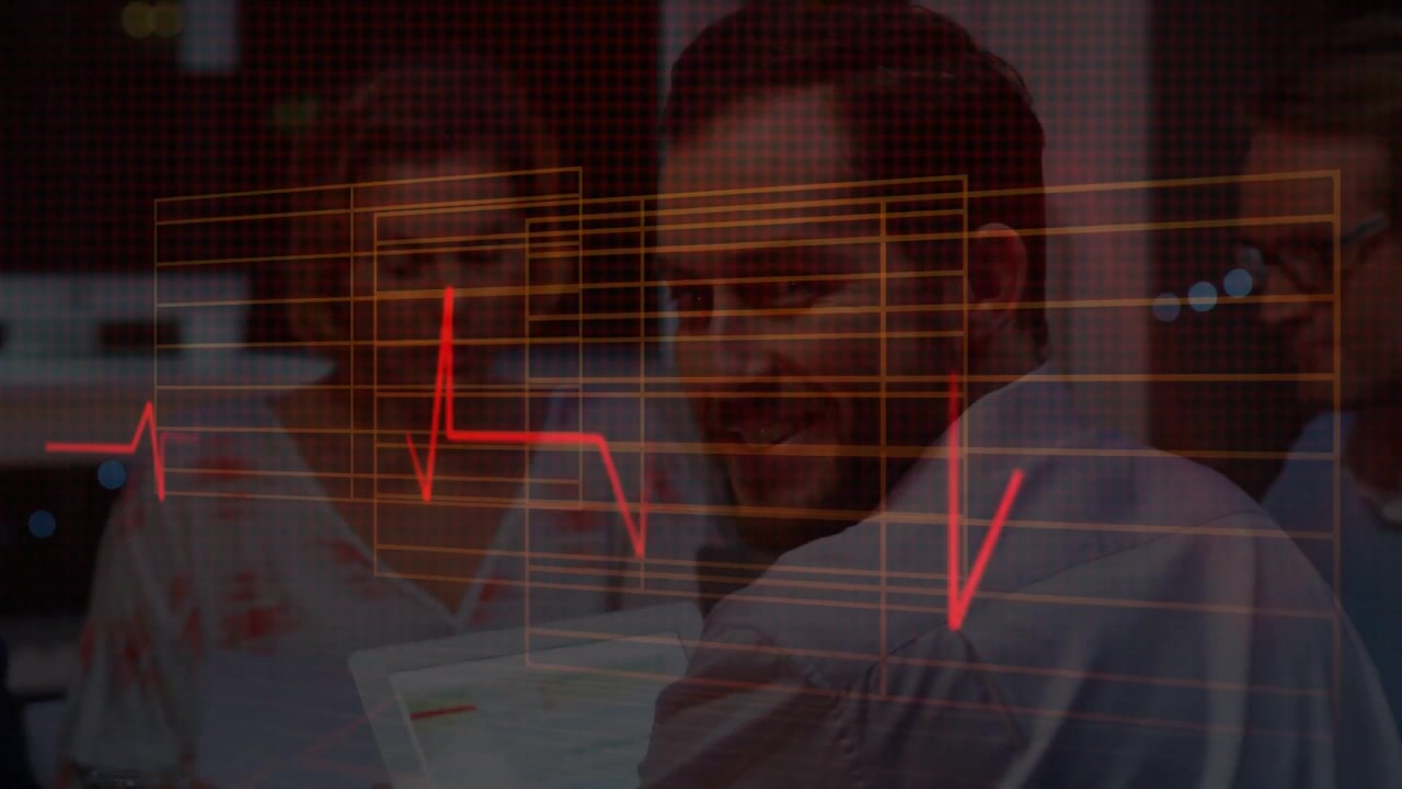 Team che esamina documenti sanitari su laptop con una forma d'onda ECG rossa che appare e si sposta sui volti.