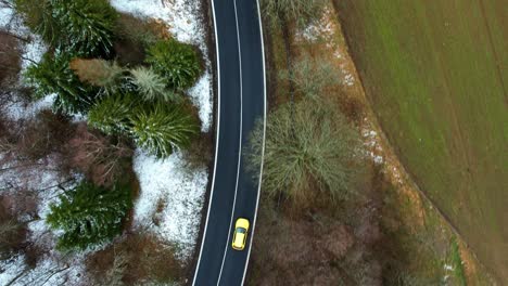 Draufsicht-Auf-Ein-Auto,-Das-Auf-Einer-Straße-Fährt---Folgeaufnahme