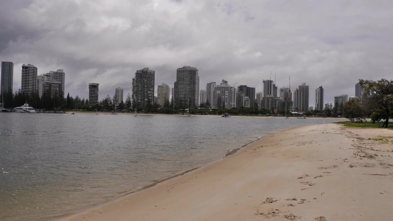 Vista de Surfers Paradise desde el Broadwater de la Costa Dorada en un día nublado y lluvioso, Queensland, Australia