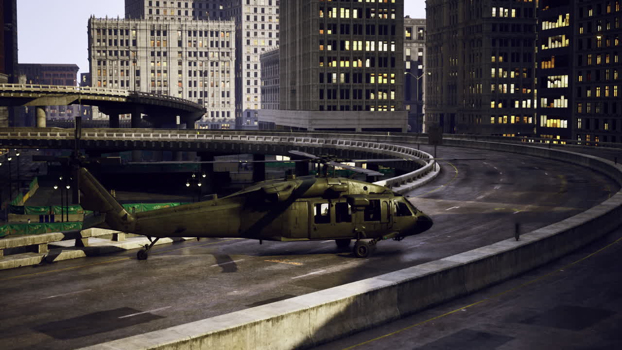 Helikopter på en urban motorvei om natten i en travel by.