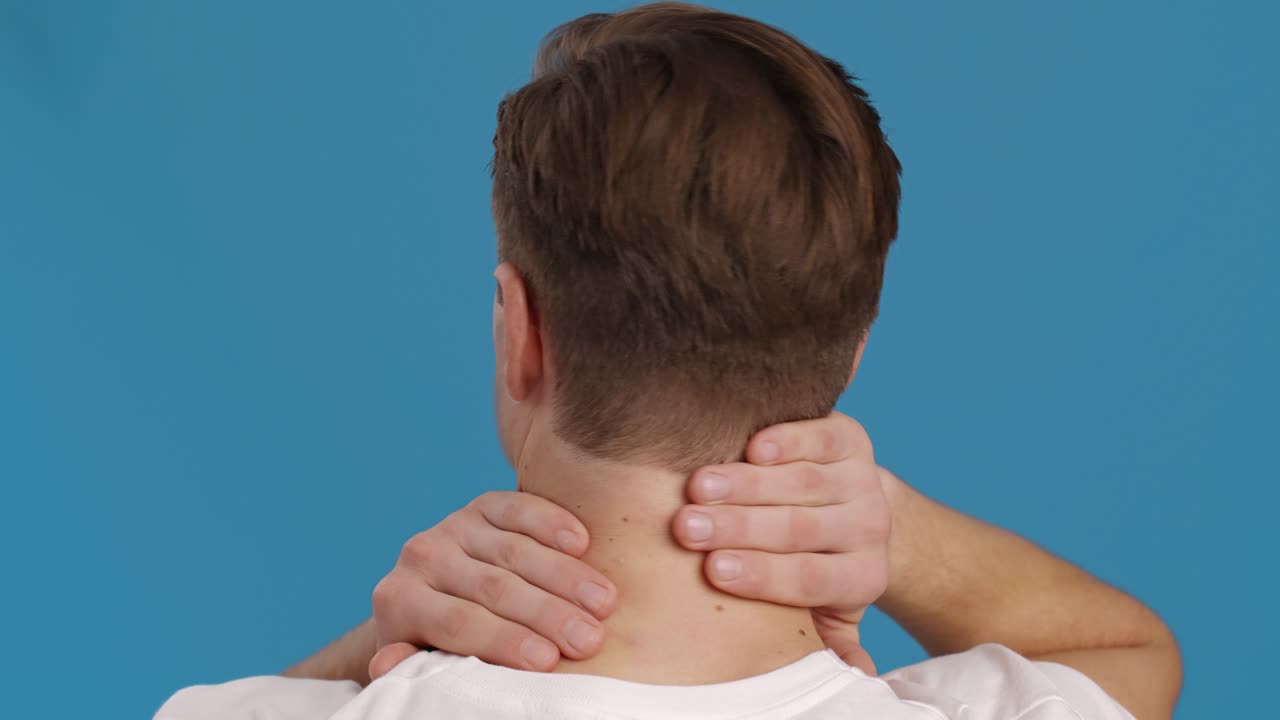 Uomo che si massaggia il collo dolorante