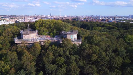 impresionante vista aérea desde arriba vuelo torre antiaérea humboldthain búnker segunda guerra mundial berlin mitte verano de 2023