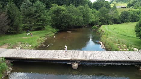 Familia-En-El-Hoyo-Para-Nadar-A-Lo-Largo-Del-Río-Nuevo-En-El-Condado-De-Watauga-Nc,-Carolina-Del-Norte-Cerca-De-Boone-Nc,-Carolina-Del-Norte-Y-Roca-Sopladora-Nc-No-Lejos-De-West-Jefferson