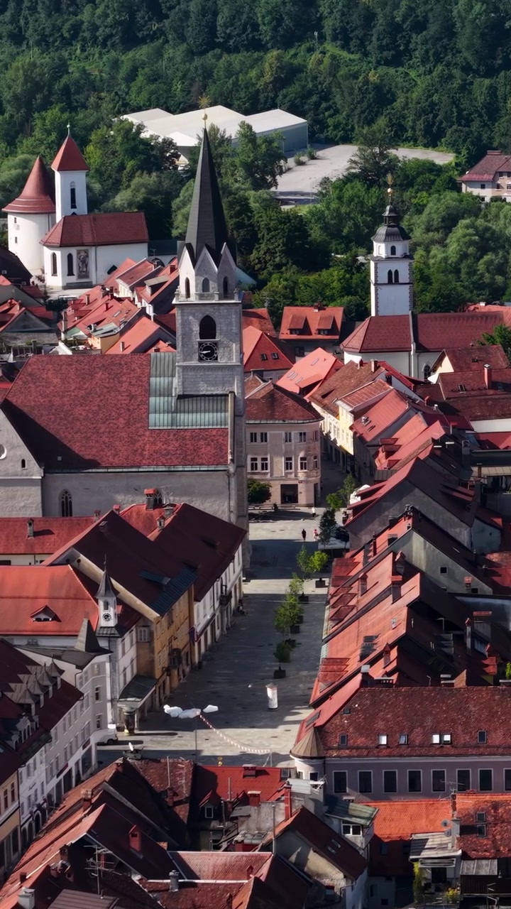 Kranj, Slovenia. Ripresa verticale con drone di edifici del centro storico e della chiesa cattolica sulla piazza principale
