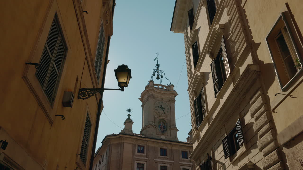 Vista del paesaggio urbano con torre dell'orologio ed edifici