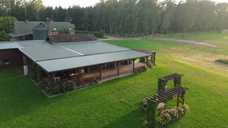 Drone-Vuela-Hacia-El-Salón-De-Bodas-Con-Arco-De-Bodas-En-Un-Hermoso-Día-Soleado