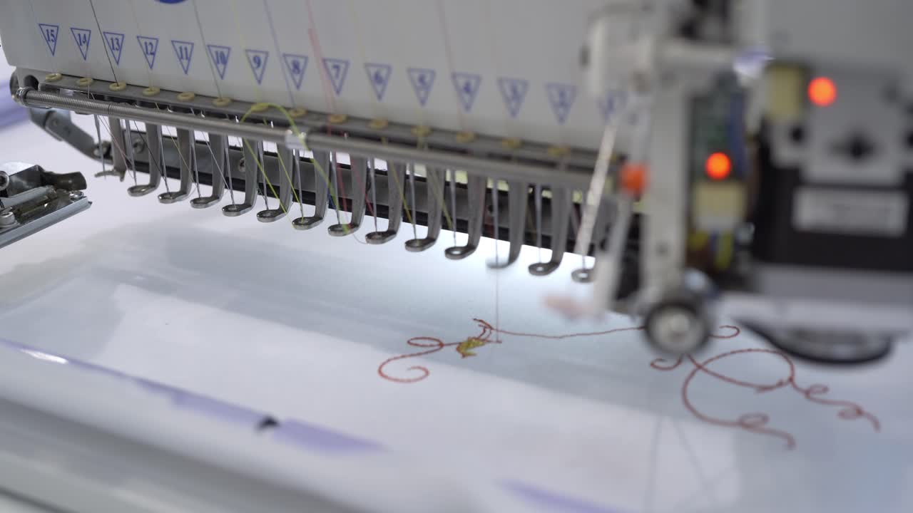 Macchina da cucire industriale automatica per punto da disegno digitale. Industria tessile moderna.