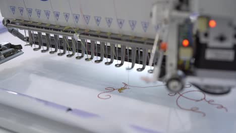 Automatische-Industrienähmaschine-Zum-Nähen-Nach-Digitalem-Muster.-Moderne-Textilindustrie.