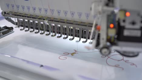 máquina de coser industrial automática para coser por patrón digital. industria textil moderna.