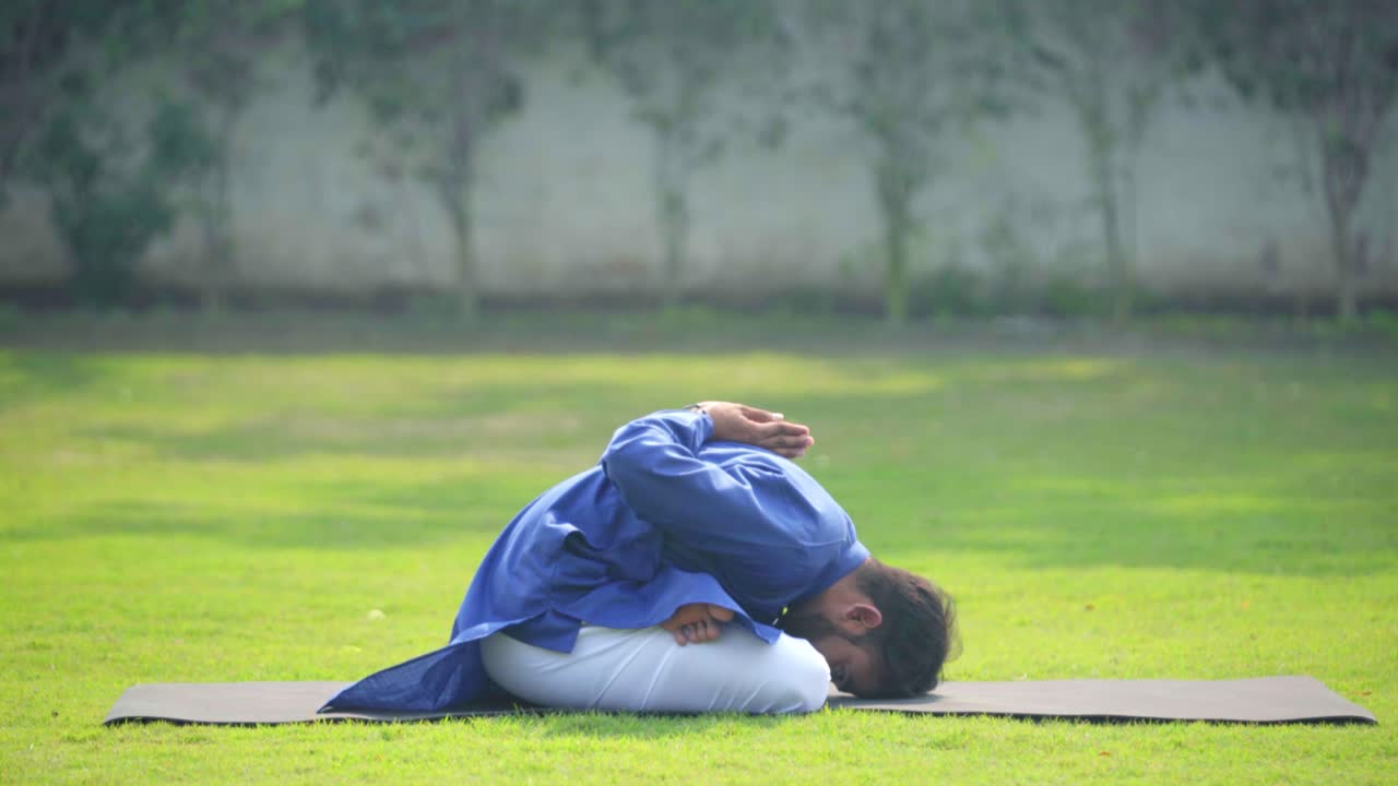 hombre indio haciendo yoga avanzado