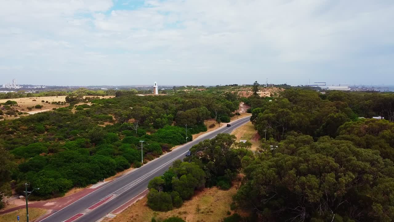 el faro de coogee, erguido orgullosamente sobre la costa, se erige como un guardián estoico.