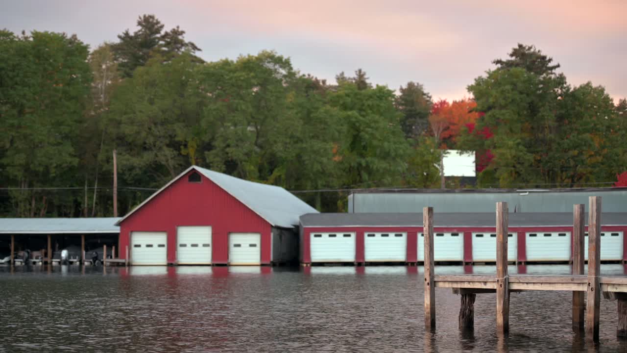 casa de botes al otro lado del río