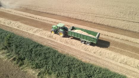 Luftaufnahmen-Eines-Mähdreschers-Und-Eines-Traktors-Bei-Der-Weizenernte