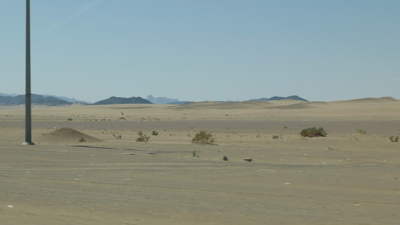 중동 사우디 아라비아 사막에서 운전하는 차 안에 사람의 pov