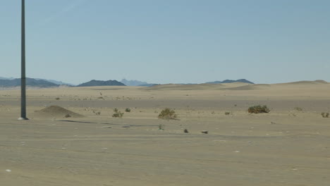 El-Punto-De-Vista-De-Una-Persona-Dentro-De-Un-Auto-Conduciendo-En-El-Desierto-De-Arabia-Saudita-En-El-Medio-Oriente