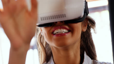 mujer usando casco de realidad virtual