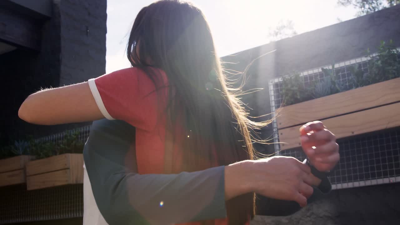 커플이 야외 카페 4k에서 포옹하고 있습니다.