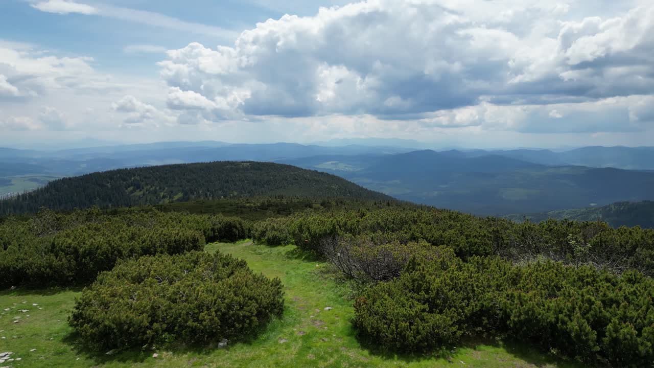 cruz y altar en la alta montaña durante un día de verano - 4k drone shot
