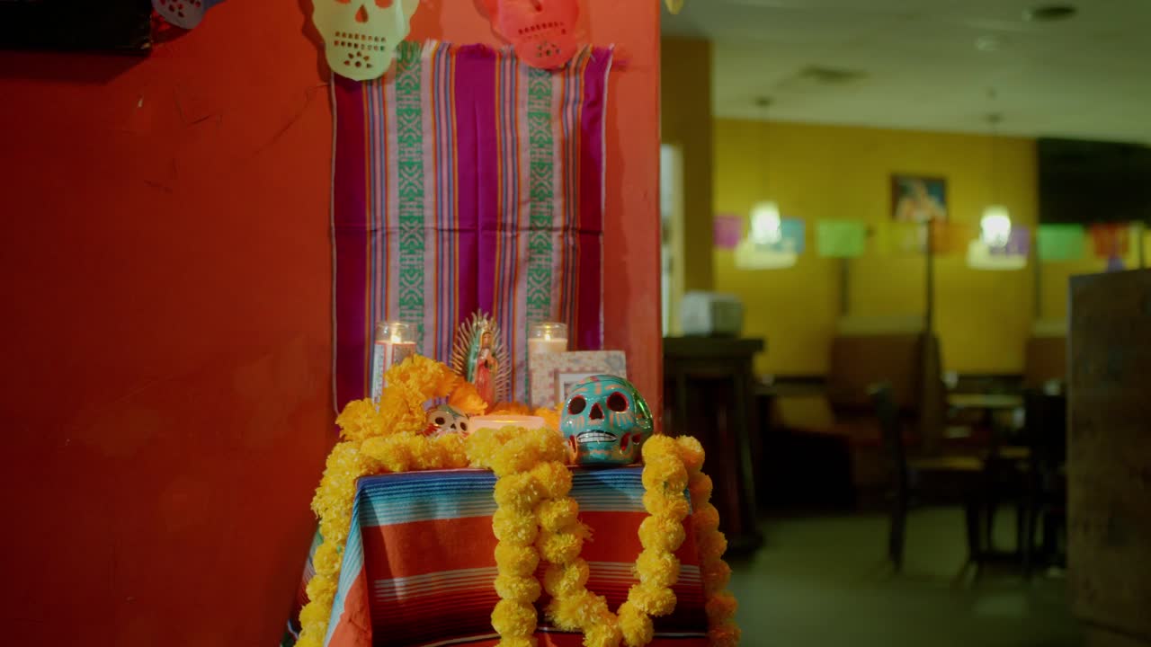 día del altar de los muertos en un restaurante mexicano
