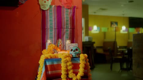 Santuario-Del-Altar-Del-Día-De-Los-Muertos-En-Un-Restaurante-Mexicano