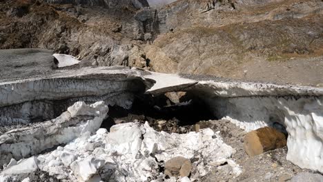 vuelo hacia adelante en una cueva de hielo y volar directamente fuera de ella
