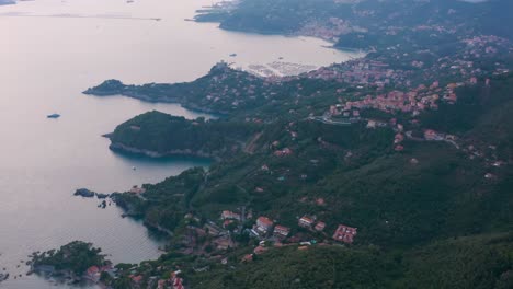 Vista-De-Pájaro-Sobre-La-Costa-Italiana,-Golfos-Y-Pueblos-Coloridos-Al-Atardecer