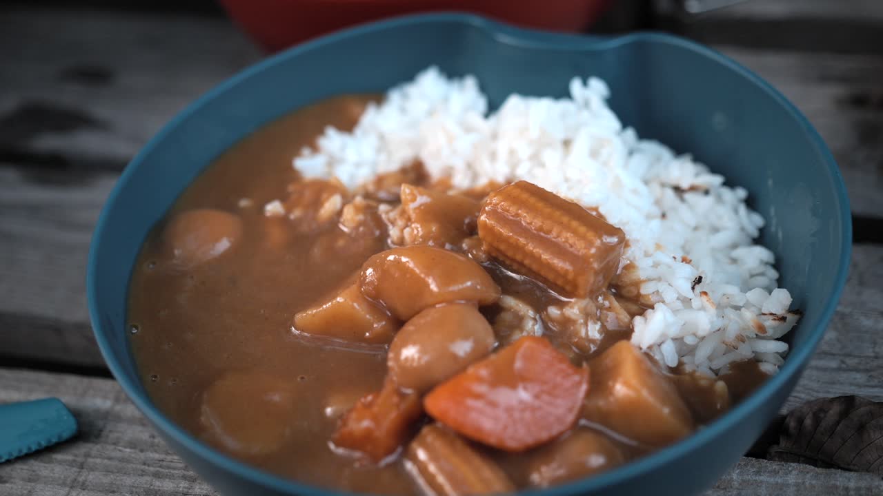 arroz al curry en la naturaleza, al aire libre, camping