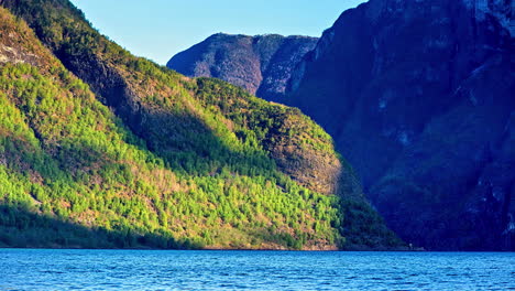 Zeitrafferaufnahme-Einer-Atemberaubenden-Bergkette-Mit-Blick-Auf-Einen-See-Inmitten-Eines-Fjords-In-Norwegen-Mit-Vorbeiziehenden-Wolken-An-Einem-Sonnigen-Morgen