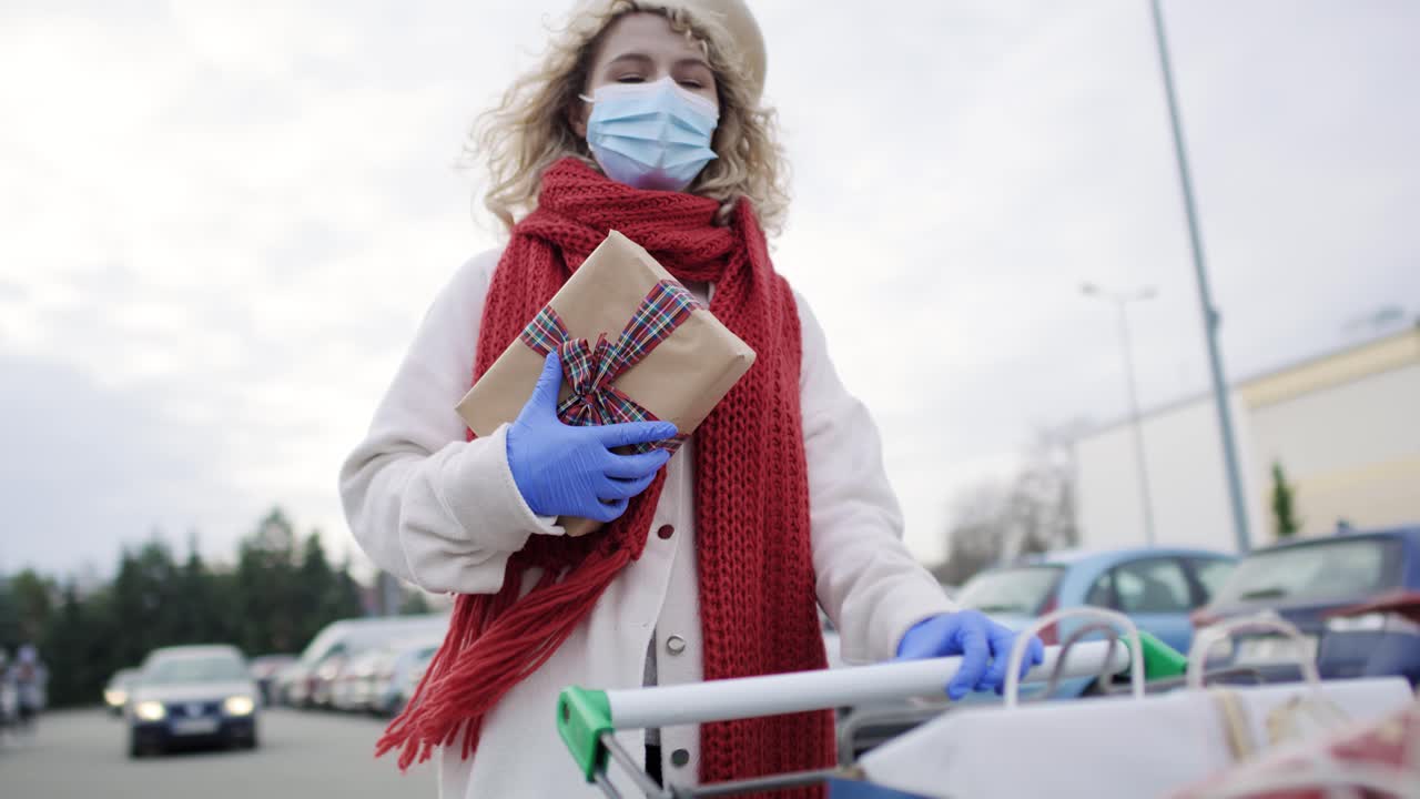 선물과 함께 크리스마스 괴짜 커플