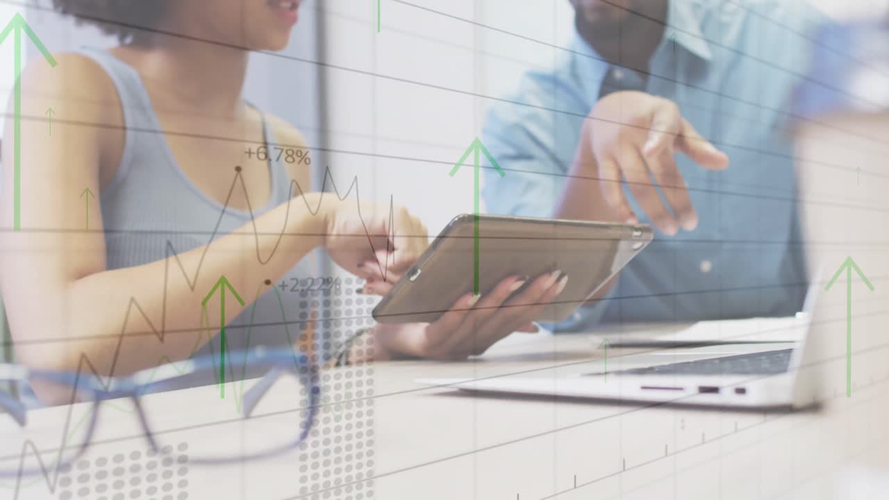 animación del procesamiento de datos financieros sobre diversas personas de negocios que usan tablets en la oficina